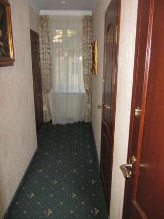 Апарт-отель Вилла Ланвиль Светлогорск Cемейный номер с собственной ванной комнатой-9